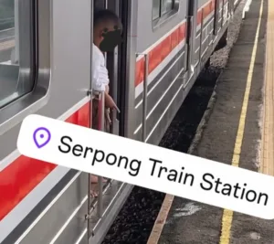 Tangkapan Layar Anak kecil Buang Air Kecil di Stasiun Serpong dari dalam commuter line / Juno