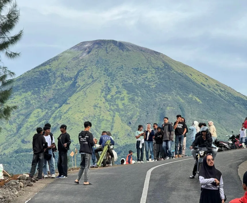 Jalan Lingkar Sumbing, jalan baru yang berada di lereng Gunung Sumbing, Kabupaten Wonosobo, Jawa Tengah/ Foto : Fb