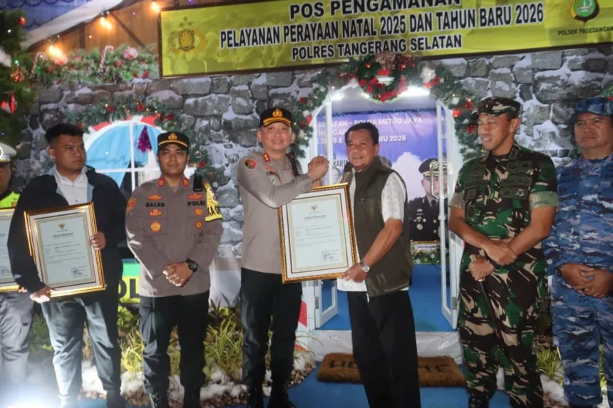 Bupati Tangerang Maesyal Rasyid Memberikan Penghargaan Kepada Kapolres Tangerang Selatan Victor D. H. Inkiriwang di di sela-sela Pengaman Nataru 2026/ Foto: Dok. TU