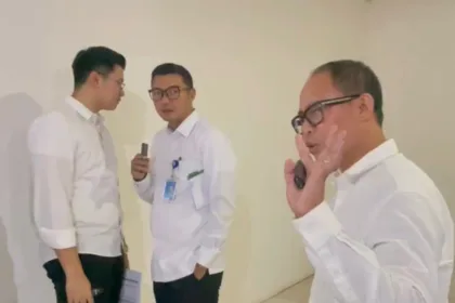 Kepala DLH Saat Hendak di Wawancarai di Gedung DPRD Tangsel / Foto : Wivy