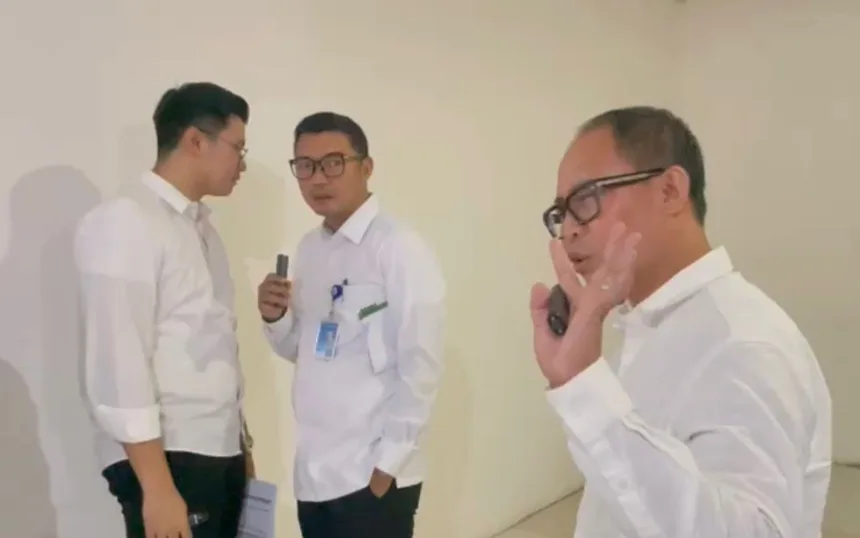 Kepala DLH Saat Hendak di Wawancarai di Gedung DPRD Tangsel / Foto : Wivy