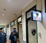 Yayat Priatna Guru Cabul Predator Anak Bertopi Biru Saat ditangkap dan dibawa ke Polres Tangsel/ Foto : Humas Polres Tangsel