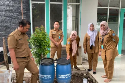 Pegawai Kelurahan Buaran Bangun Biopori Upaya Atasi Sampah / Foto : Wivy (Dok.TU)