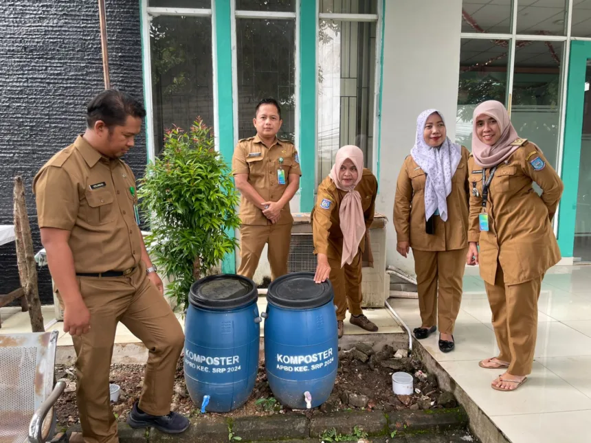 Pegawai Kelurahan Buaran Bangun Biopori Upaya Atasi Sampah / Foto : Wivy (Dok.TU)