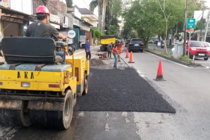 Sejumlah Pekerja Sedang Melakukan Pengaspalan Jalan / Dok. TU