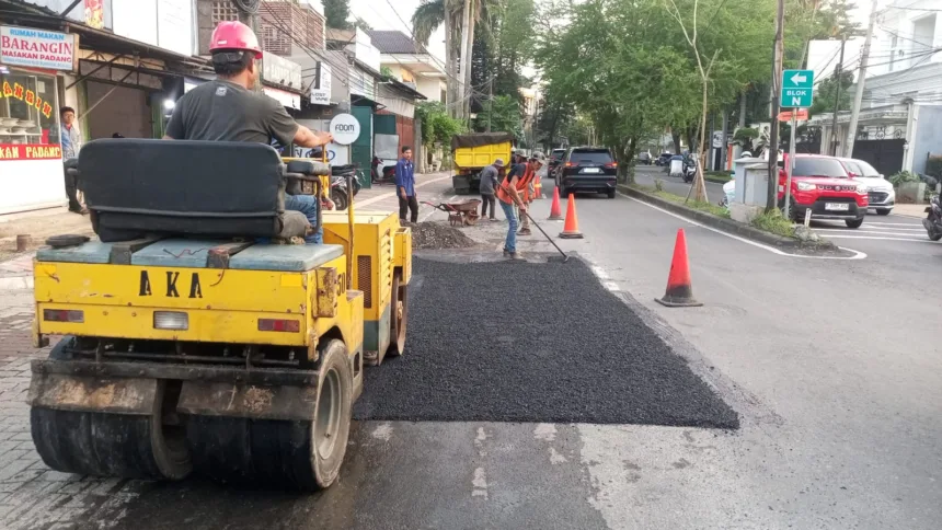 Sejumlah Pekerja Sedang Melakukan Pengaspalan Jalan / Dok. TU