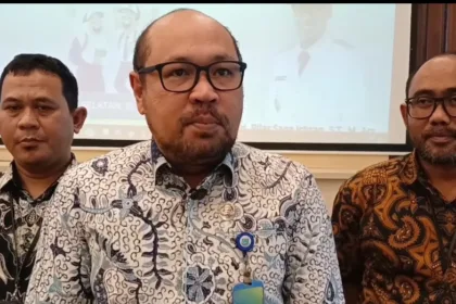 Sekretaris Dinas Pendidikan dan Kebudayaan Tangsel R. Billy Sukarsana saat diwawancarai oleh media/ Foto : Juno