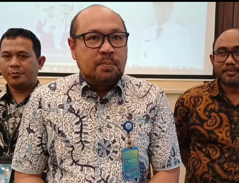 Sekretaris Dinas Pendidikan dan Kebudayaan Tangsel R. Billy Sukarsana saat diwawancarai oleh media/ Foto : Juno