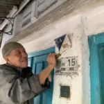 Warga Sedang Mencopot Kode Rumah S.A Sisa Peninggalan Jaman Kolonial di Sukabum / Foto : @sukabumimesinwaktu