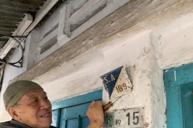 Warga Sedang Mencopot Kode Rumah S.A Sisa Peninggalan Jaman Kolonial di Sukabum / Foto : @sukabumimesinwaktu