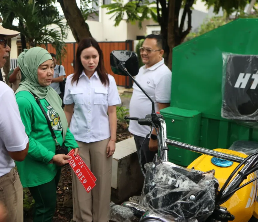 Maria Teresa dan Yudi Wibowo menyerahkan Bantuan alat pengangkut Sampah ke Warga Bukit Nusa Indah/ Foto : Ist.