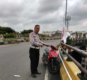 Anggota Polsek Ciputat Timur saat menangani Laka Lantas di Flyover Ciputat/ Dok. TU