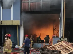 Kondisi Kebakaran Gudang Insektisida di Taman Tekno Kelurahan Setu Kecamatan Setu Tangerang Selatan/ Foto : Juno