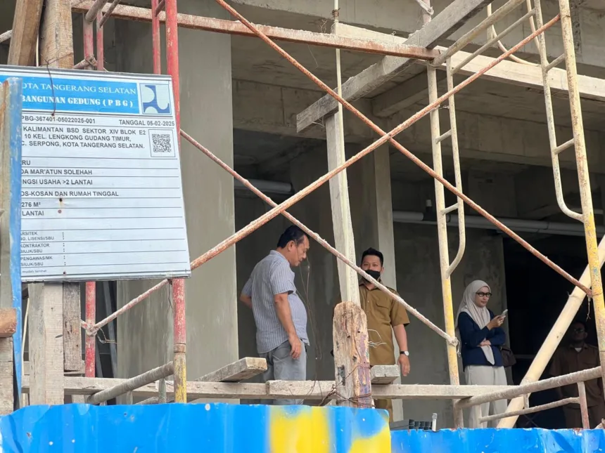 Dinas Cipta Karya dan Tata Ruang (DCKTR) Kota Tangerang Selatan melakukan pemeriksaan lapangan terhadap proyek pembangunan