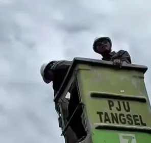 Petugas Sedang Memperbaiki Penerangan Lampu Jalan yang Rusak/ Foto : Juno