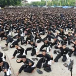 Sejumlah Pesilat Sedang Melakukan Gerakan Bersama di Acara Zikir Kabupaten Ponorogo/ Foto : Antara