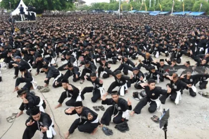 Sejumlah Pesilat Sedang Melakukan Gerakan Bersama di Acara Zikir Kabupaten Ponorogo/ Foto : Antara