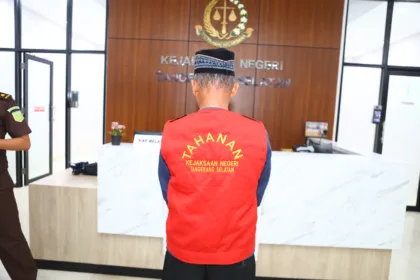 Maskuri alias Pakde (63), terpidana kasus pencabulan anak di Pamulang, Saat Konferensi pers di Kejati Banten / Foto : Istimewa