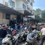 Warga antre pada saat pengurusan Surat Kendaraan di Samsat / Foto : Dok. TU