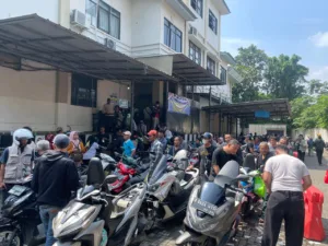 Warga antre pada saat pengurusan Surat Kendaraan di Samsat / Foto : Dok. TU