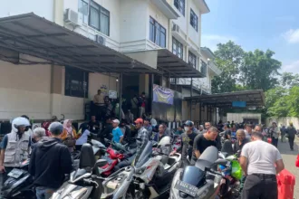 Warga antre pada saat pengurusan Surat Kendaraan di Samsat / Foto : Dok. TU