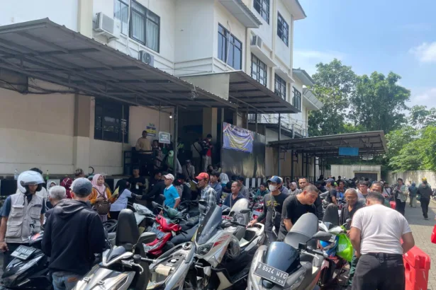 Warga antre pada saat pengurusan Surat Kendaraan di Samsat / Foto : Dok. TU