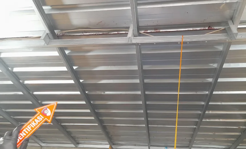 Tkp Pria yang diduga Gantung Diri di Kelurahan Serua, Kecamatan Ciputat/ Dok. Polsek Ciputat