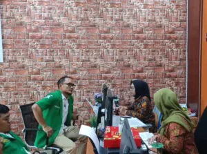 Tim GP Ansor Tangsel Saat Melaporkan Dugaan Kejanggalan TPP ASN di Kejari Tangsel Jumat (17/04). / Foto : Juno