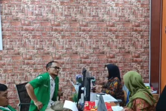 Tim GP Ansor Tangsel Saat Melaporkan Dugaan Kejanggalan TPP ASN di Kejari Tangsel Jumat (17/04). / Foto : Juno