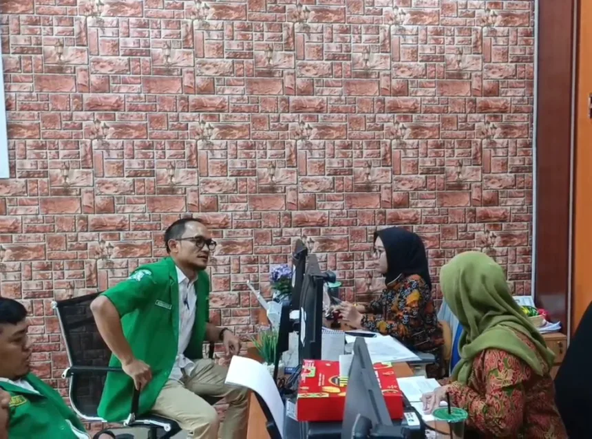 Tim GP Ansor Tangsel Saat Melaporkan Dugaan Kejanggalan TPP ASN di Kejari Tangsel Jumat (17/04). / Foto : Juno