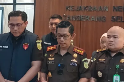Kepala Kejari Tangerang Selatan, Reza Darul Putra saat konferensi pers, Senin (22/06) / Foto : Juno