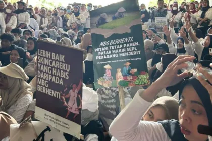Ratusan relawan Satuan Pelayanan Pemenuhan Gizi (SPPG) menggelar aksi unjuk rasa di depan Kantor Bupati Tangerang, Senin 29 Juni 2026. Tolak MBG ditiadakan Selama Libur sekolah / Foto : Rhomi Ramdani
