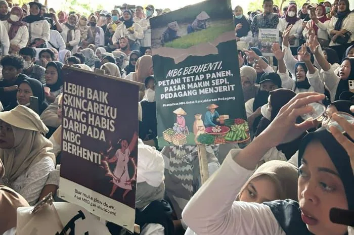 Ratusan relawan Satuan Pelayanan Pemenuhan Gizi (SPPG) menggelar aksi unjuk rasa di depan Kantor Bupati Tangerang, Senin 29 Juni 2026. Tolak MBG ditiadakan Selama Libur sekolah / Foto : Rhomi Ramdani