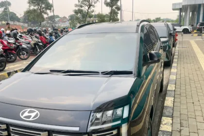 Salah satu mobil dinas yang terparkir di Kawasan Perkantoran Pemkot Tangsel Lengkong / Foto : Wivy