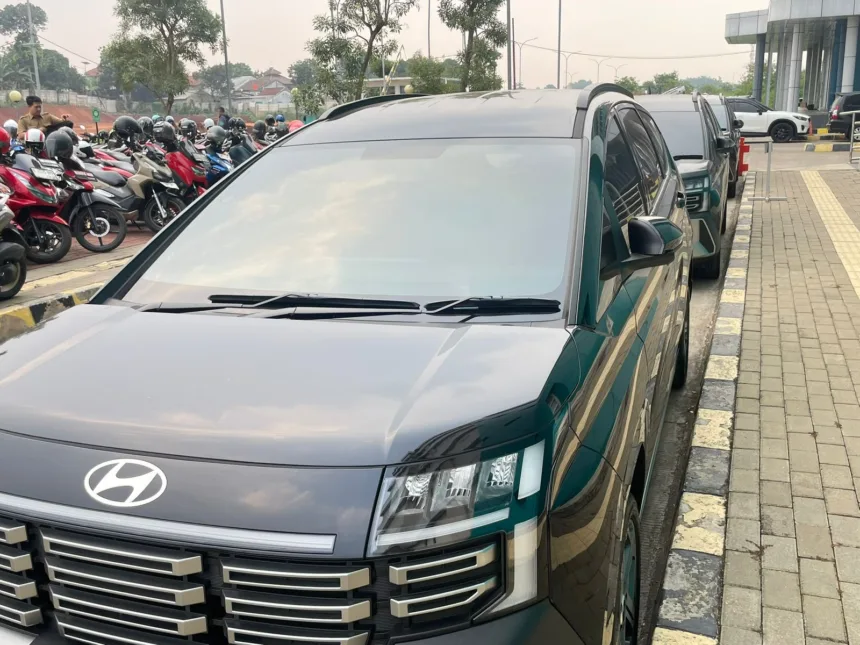 Salah satu mobil dinas yang terparkir di Kawasan Perkantoran Pemkot Tangsel Lengkong / Foto : Wivy