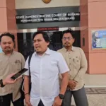 Sekretaris GP Ansor Kota Tangsel, Amizar ketika di Gedung PTUN Kota Serang / Foto : Engkos
