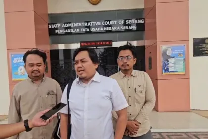 Sekretaris GP Ansor Kota Tangsel, Amizar ketika di Gedung PTUN Kota Serang / Foto : Engkos